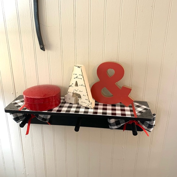 Wall Shelf with Pegs - Picture 2 of 10